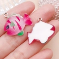Colgante de resina con forma de pez a rayas rosas para joyería artesanal DIY - Pez de Resina Rosa