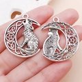 Ciondolo lupo che ulula in argento antico con luna crescente e nodi celtici - Lupo della Luna Pentagramma (25x33mm)