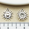 Dettaglio di ciondoli a forma di sole in lega d'argento con anello e righello di misura - Sole Argento Antico Stile B (22337)