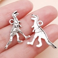 Dinosaurier-Anhänger in Antik-Silber-Optik auf der Hand für die DIY-Schmuckherstellung - Tier Dinosaurier (22272)