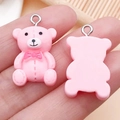 Roze hars beer hanger met metalen ring en schattig vlinderdas detail in de hand - Roze (24542)