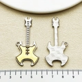 Detail van de gele emaille gitaar hanger met liniaal toont een lengte van 4,5 cm - Gele Emaille Hiphop Gitaar (22348) / 53x23mm / Geel