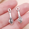 Antik-silberne Anhänger aus Legierung für DIY-Schmuck auf einem Finger gezeigt - Kalligraphie-Pinsel (24721)