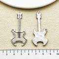 Dettaglio macro del ciondolo a chitarra argento con fronte, retro e righello di misurazione - Chitarra Hip Hop Smalto Grigio Nero (22349) / 56x24mm / Grigio Nero