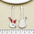 Detailansicht der Vorder- und Rückseite bunter Emaille-E-Gitarren-Anhänger aus Legierung - Rote Emaille Weiß-K Gitarre (22356) / 55x18mm / Rot