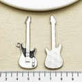 Dettaglio del ciondolo a chitarra elettrica con smalto nero e trama a griglia sul retro - Chitarra Smalto Nero White-K (22357) / 55x18mm / Nero