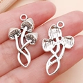 Antik-silberner Dreifach-Pilzanhänger aus Legierung für DIY-Schmuck auf der Hand - Drei Pilze (24724)