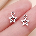 Zwei silberne hohle Stern-Anhänger aus Metall für DIY-Schmuck auf Fingerspitzen - Kleiner Fünfzackiger Stern (24725)