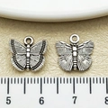 Vue détaillée du pendentif papillon en argent antique avec règle de mesure de taille - Papillon Argent Antique (10049)