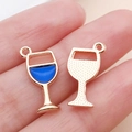 Blauer Emaille-Weinglas-Anhänger in Roségold-Optik für DIY-Schmuck und Schlüsselanhänger - Emaille Weinglas / Seeblau