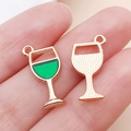 Roségoldene Weinglas-Anhänger mit grüner Emaille und Punktstruktur für DIY-Schmuck - Emaille Weinglas / Grün