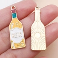 Emaille-Anhänger in Bierflaschenform mit BEER-Aufdruck und goldener Rückseite für DIY-Schmuck - Emaille Bierflasche / Braun