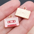 Dijes de cinta de casete retro rosa y blanco con reverso dorado para joyería DIY - Radio de Cinta de Música Esmaltada Rosa (25170)