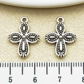 Detailansicht eines Vintage-Silber-Kreuzanhängers mit Maßstabslineal zur Größenmessung - 13x19mm / Antik Silber Kreuz (11224)