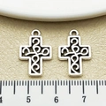 Details von silbernen Vintage-Kreuzanhängern mit Spiralmuster und Lineal zur Größenangabe - 12x19mm / Spiralmuster Antiksilber Kreuz (11269)