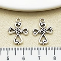 Détails de pendentifs croix en argent vintage avec motifs de cœur près d'une règle - Croix Argent Antique (11302)