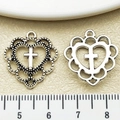 Détail de pendentifs cœur et croix argentés avec règle pour création de bijoux DIY - Croix Cœur Creux Argent Antique (15842)