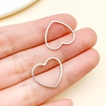 Set de dos colgantes de corazón hueco de acero inoxidable para joyería artesanal - Estilo Corazón Mediano (T1849)