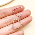 Colgantes triangulares de acero inoxidable pulido para creación de joyas DIY - Estilo Triángulo Redondeado Mediano (T1867)