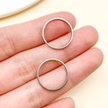 Anillo fino y minimalista de acero inoxidable plateado con acabado pulido en el dedo - Estilo Redondo Mediano (T1873)
