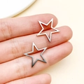 Colgantes de estrella huecos en acero inoxidable plateado para creación de joyas - Estilo Estrella Mediano (T1891)