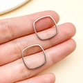 Anillos geométricos cuadrados de acero inoxidable mostrados en los dedos para el tamaño - Estilo Cuadrado Redondeado Mediano (T1903)