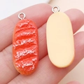 Miniatura ciondolo croissant in resina con texture realistica e anello in metallo argento - Stile Pane Lungo alla Crema (17083)