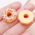 Mini ciondolo a forma di ciambella in resina arancione chiaro con granella colorata - Stile Donut Tondo (17186)