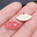 Set de dijes DIY con colgante de labios rojos KISS ME y dije de labios dorados - Labios KISS ME Esmaltados Rojos (25202)