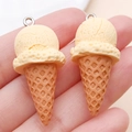 Due graziosi ciondoli a forma di gelato in resina gialla con anelli metallici per gioielli DIY - Gelato a Cono (23825)