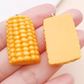 Mini ciondolo a forma di mais in resina arancio con anello in metallo per gioielli DIY - Mezza Pannocchia (24637)