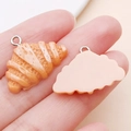 Ciondoli mini croissant in resina con texture realistica e anelli in argento - Cornetto (24638)
