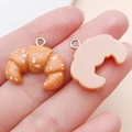 Miniatura cornetto in resina ciondolo alimentare con trama realistica e anello argento - Stile Croissant Glassato (24640)