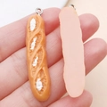 Ciondolo a forma di baguette in resina con anello argento e trama di pane realistica - Baguette (24641)
