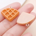 Mini ciondolo a forma di waffle in resina con trama arancione e anello in metallo - Pane per Crepe (24642)