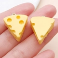 Ciondoli in resina a forma di formaggio giallo con ganci in argento per gioielli fai-da-te - Formaggio Triangolare Giallo (24651)