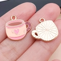 Colgante esmaltado de taza de café rosa con corazón dorado para bisutería DIY - Taza de Café de Corazón Esmaltada Rosa (25218)