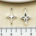 Pendenti a stella a quattro punte in argento antico per gioielli con scala graduata - Stella a Quattro Punte con Croce Argento Antico Stile B (22340)