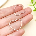 Ciondoli a cuore vuoto in acciaio inossidabile argento e oro rosa su un dito - Stile Cuore (T1848)