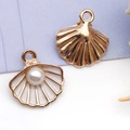 Pendentifs en émail en forme de coquillage avec perles et finition or rose - Style Moyen / Coquillage Marin en Émail Blanc avec Perle (15775)