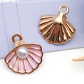 Pendentif coquillage émaillé rose avec perle blanche et finition en or rose - Style Moyen / Coquillage Marin en Émail Rose avec Perle (15776)