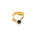 Primer plano detallado de un anillo dorado con textura de lava y piedra negra fina - Irregular Lava Design (Style 2) / Ópalo Negro