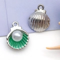 Pendentif coquillage argenté avec émail vert et perle blanche pour bijoux DIY - Grand Style / Coquillage Perle en Émail Vert K (19041)