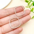 Due ciondoli quadrati arrotondati in acciaio inossidabile argento per gioielli DIY - Stile Quadrato Arrotondato (T1902)
