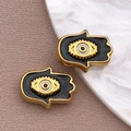Colgante de mano de Hamsa dorado con esmalte negro y ojo turco para hacer joyería - Cuenta Hamsa Negra / 9x12x4mm