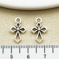 Paire de pendentifs croix évidés argentés vintage avec perle centrale pour bijoux DIY - Croix Ajourée Argent Antique (18724)