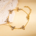 Dettaglio del bracciale dorato in acciaio al titanio con cinque pendenti a forma di fiore - Stile Marquise (BJGB0211) / Bianco / Bracciale