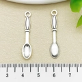 Set mit 2 silbernen Miniatur-Löffel-Anhängern aus Zinklegierung für DIY-Schmuck, 4,4 cm - Simulationslöffel (8836)
