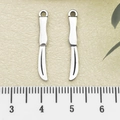 Miniatur-Skalpell-Anhänger in Silber für DIY-Schmuck mit metrischem Lineal als Größenreferenz - Simulationsmesser (8838)