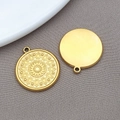 Colgante redondo dorado con diseño solar mostrando vista frontal y trasera - Colgante de Caleidoscopio Redondo Dorado / 18x21x2mm